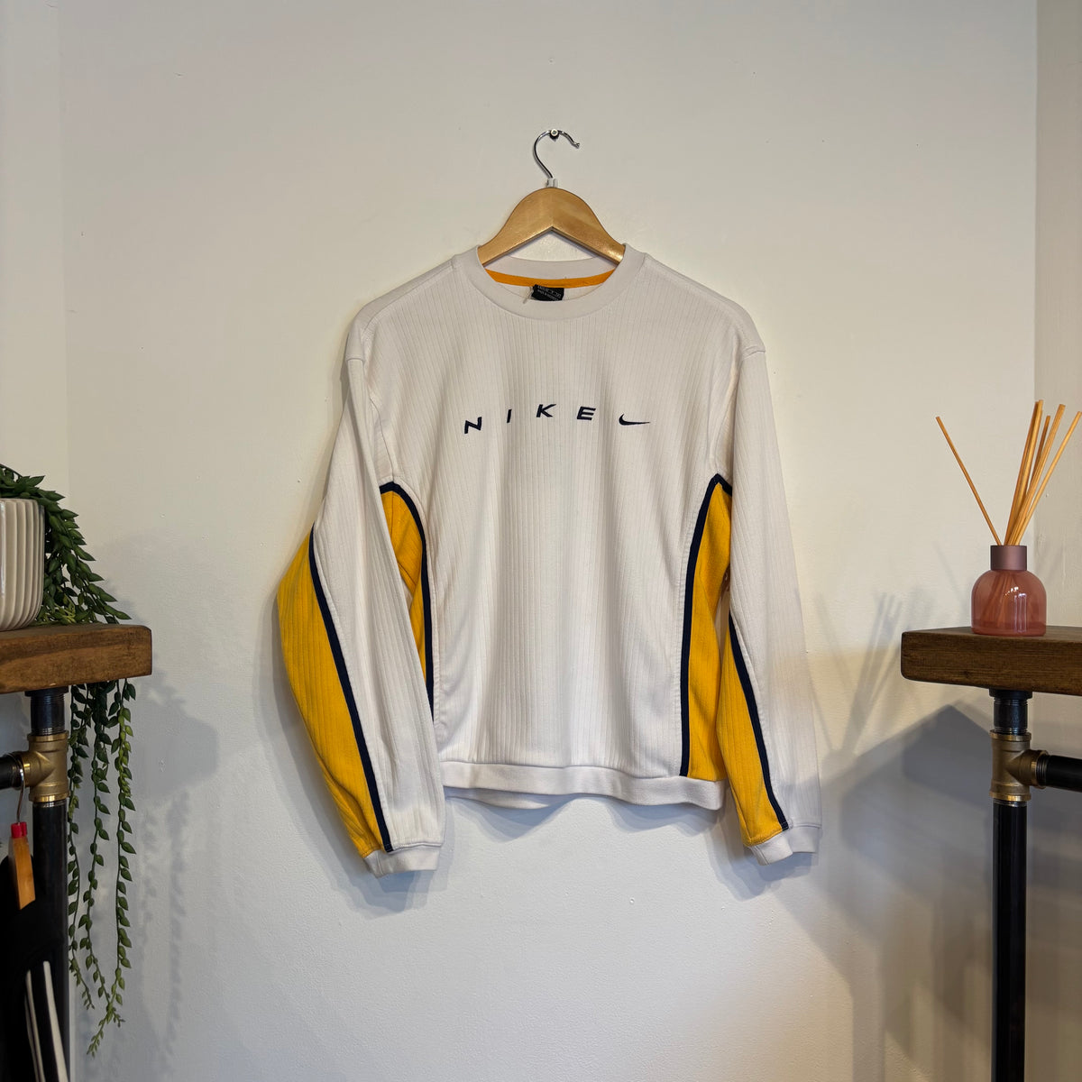 Nike Spellout 90s Pullover Sweatshirt White/ Yellow (XS)