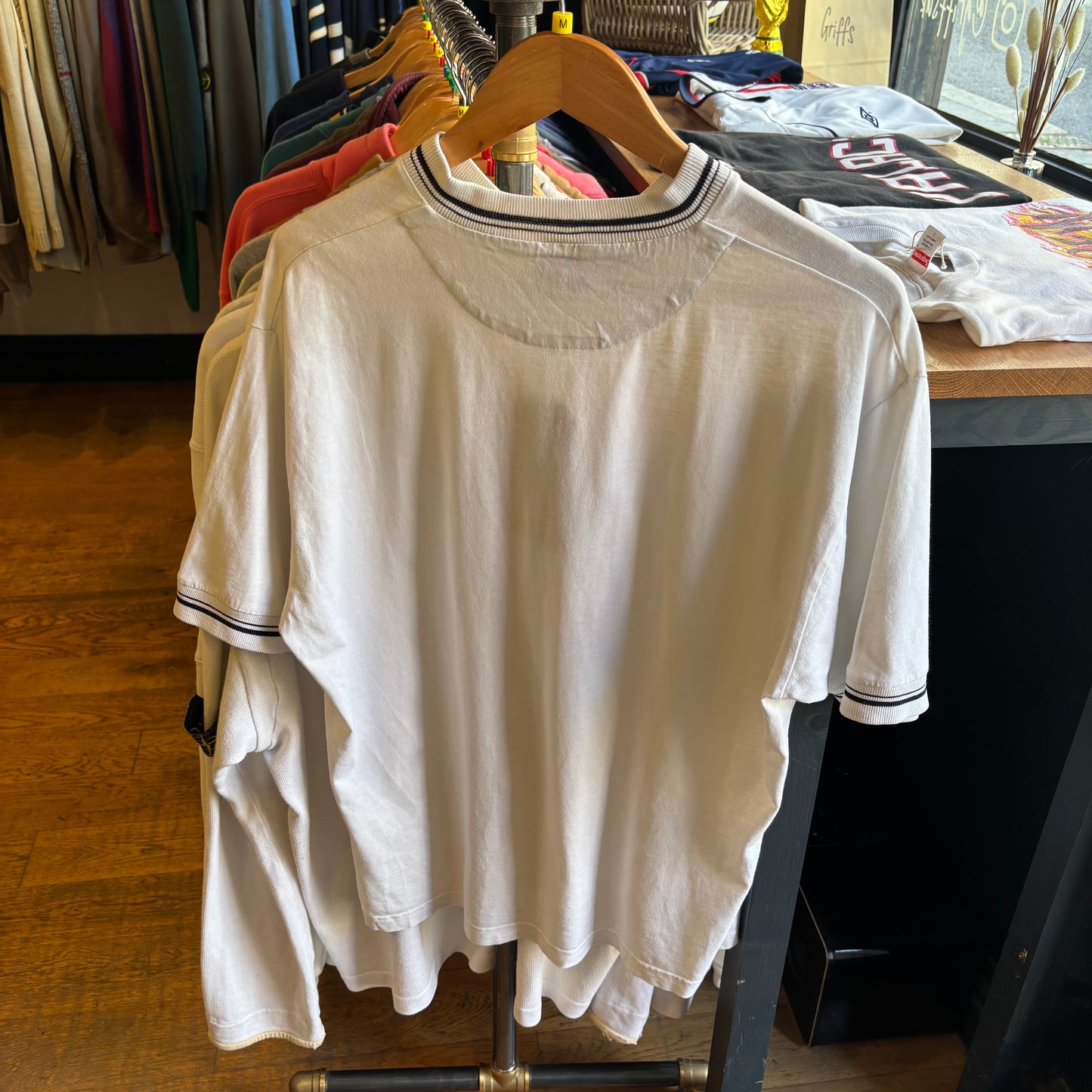Nike Centre Swoosh V Neck T-Shirt White (Medium)