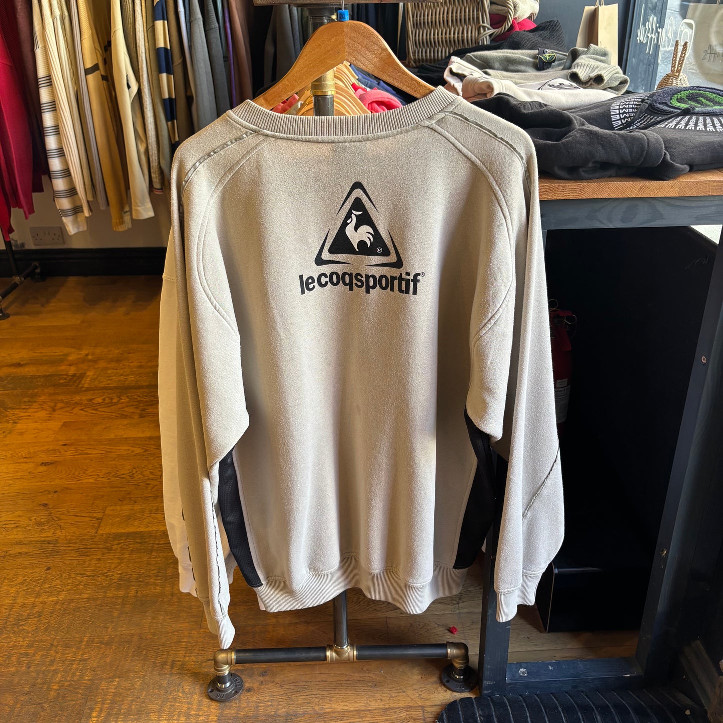 Wolverhampton Wanderers Le Coq Training Sweatshirt Beige (XXL)